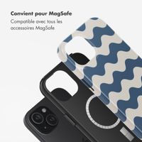 Selencia Coque arrière Vivid avec MagSafe Apple iPhone 15 - Wave Vibes Classic Blue