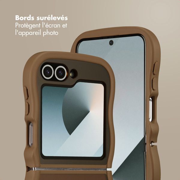 Selencia Coque arrière Wavy avec MagSafe Samsung Galaxy Z Flip 6 / Flip 7 FE - Mocha Brown