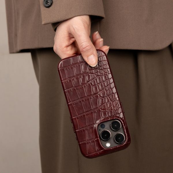 Selencia Coque arrière Croco avec MagSafe Apple iPhone 15 - Burgundy