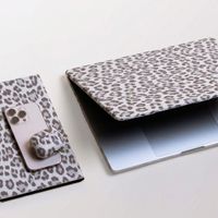 Selencia Coque Laptop Sabi imprimé panthère Apple MacBook Pro 14 pouces (2021 / 2023 M3 chip / 2024 M4 chip / 2025 M5 chip) - Soft Ivory
