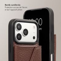 Selencia Coque de télephone Sera avec cordon et porte-cartes enveloppe Apple iPhone 17 Pro Max - Chocolate Brown
