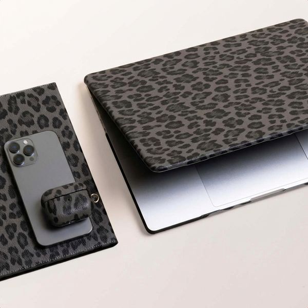 Selencia Coque Laptop Sabi imprimé panthère Apple MacBook Pro 16 pouces (2021 / 2023 M3 / 2024 M4 / 2026 M5) - Midnight Black