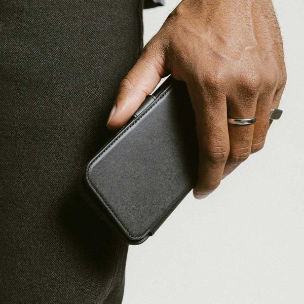 Nomad Étui de télephone portefeuille Modern Leather Folio Apple iPhone 16 - Noir