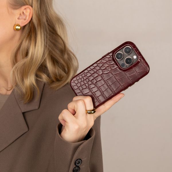 Selencia Coque arrière Croco avec MagSafe Apple iPhone 15 - Burgundy