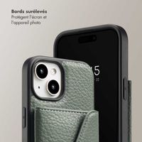 Selencia Coque de télephone Sera avec cordon et porte-cartes enveloppe Apple iPhone 15 - Sage Green