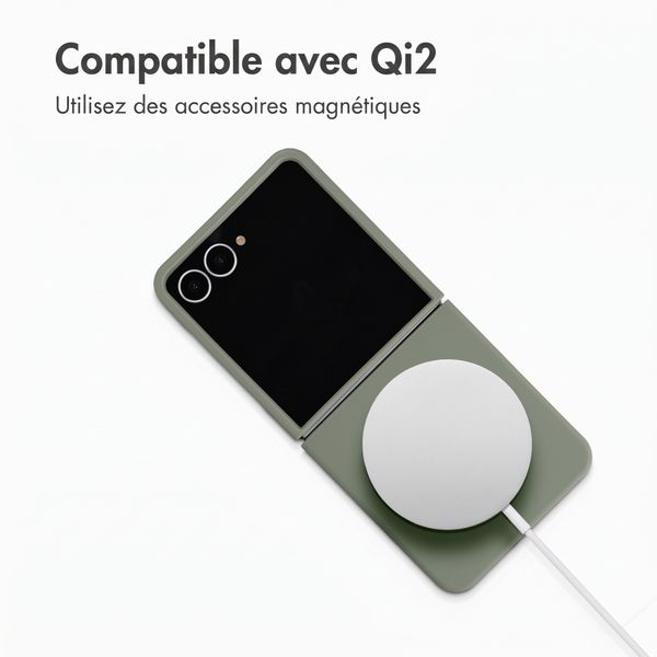 Accezz Coque Liquid Silicone avec MagSafe Samsung Galaxy Z Flip 8 - Cooper Green