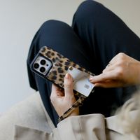 Selencia Coque de télephone Nova avec cordon et porte-cartes Apple iPhone 17 - Leopard