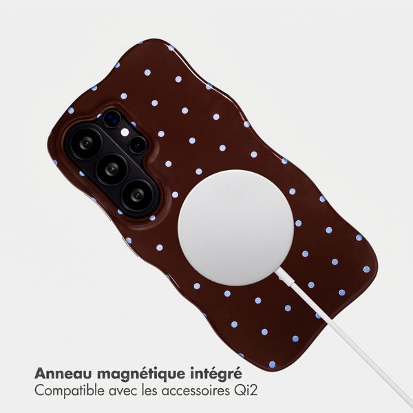 Selencia Coque arrière Vivid Wavy avec MagSafe Samsung Galaxy S26 Ultra - Happy Dots Chocolate