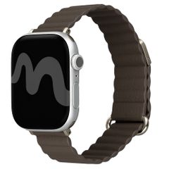 imoshion Bracelet magnétique en cuir synthétique Apple Watch | 44/45/46/49 mm - Marron foncé