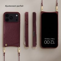 Selencia Coque de télephone Nova avec cordon et porte-cartes Apple iPhone 18 Pro / 17 Pro - Bold Burgundy
