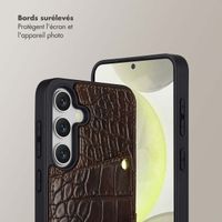 Selencia Coque de télephone Nova Croco avec cordon et porte-cartes Samsung Galaxy S25 / S24 - Choco Brown
