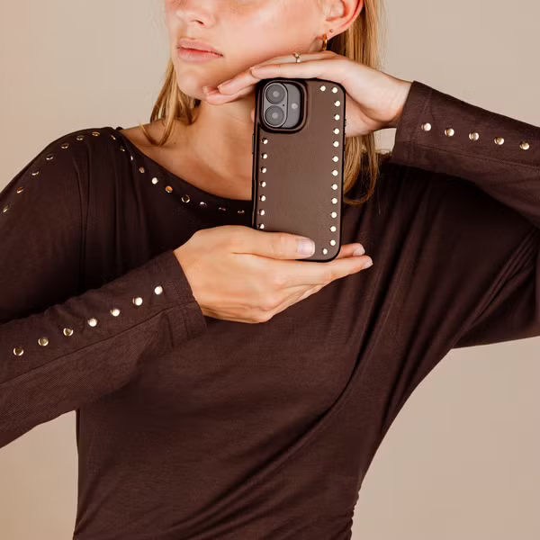 Selencia Coque arrière Studs avec MagSafe Apple iPhone 16 Pro - Cacao Crush
