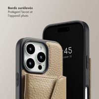 Selencia Coque de télephone Sera avec cordon et porte-cartes enveloppe Apple iPhone 16 Pro - Taupe