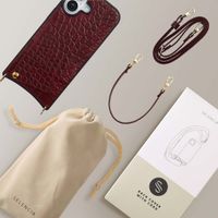 Selencia Coque de télephone Nova Croco avec cordon et porte-cartes Apple iPhone 17 - Burgundy