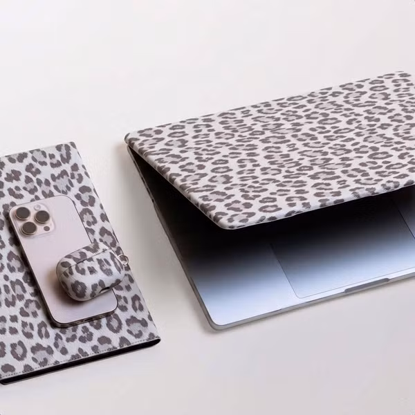 Selencia Coque Laptop Sabi imprimé panthère Apple MacBook Pro 14 pouces (2021 / 2023 M3 chip / 2024 M4 chip / 2025 M5 chip) - Soft Ivory