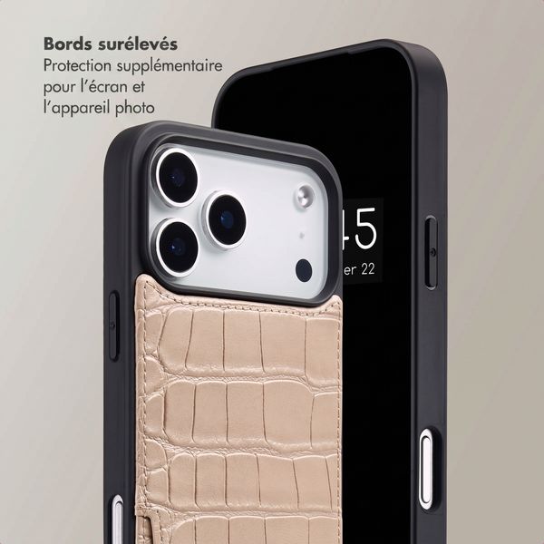 Selencia Coque de télephone Nova Croco avec cordon et porte-cartes Apple iPhone 18 Pro / 17 Pro - Beige