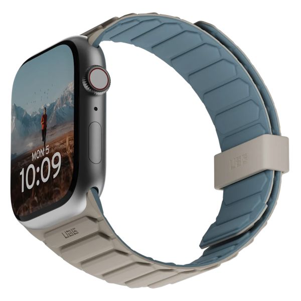 UAG Bracelet Pathfinder réversible en silicone Apple Watch | 44/45/46/49 mm - Dune/Cloud Blue