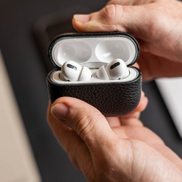 Accezz Coque en cuir véritable  Apple Airpods 1 / 2 - Noir