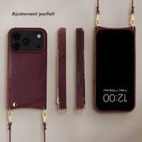 Selencia Coque de télephone Nova avec cordon et porte-cartes Apple iPhone 18 Pro Max / 17 Pro Max - Bold Burgundy