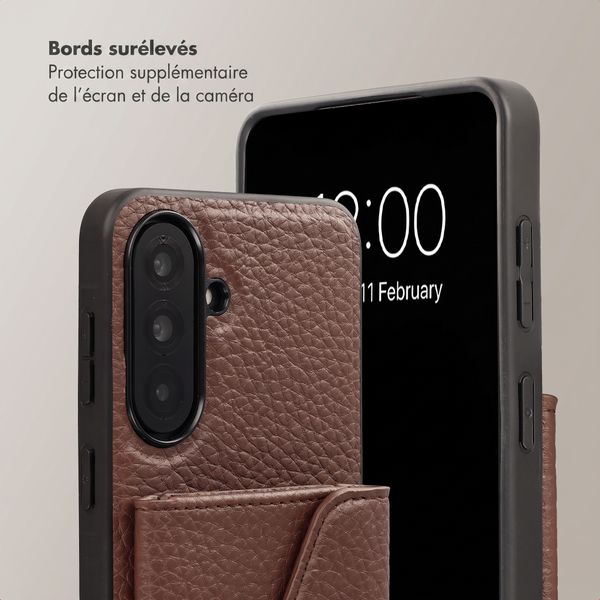 Selencia Coque de télephone Sera avec cordon et porte-cartes enveloppe Samsung Galaxy A37 (5G) - Chocolate Brown