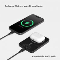 Selencia Powerbank Vivid 5 000 mAh - MagSafe et Qi - Black / Bonbon Stripe Raspberry