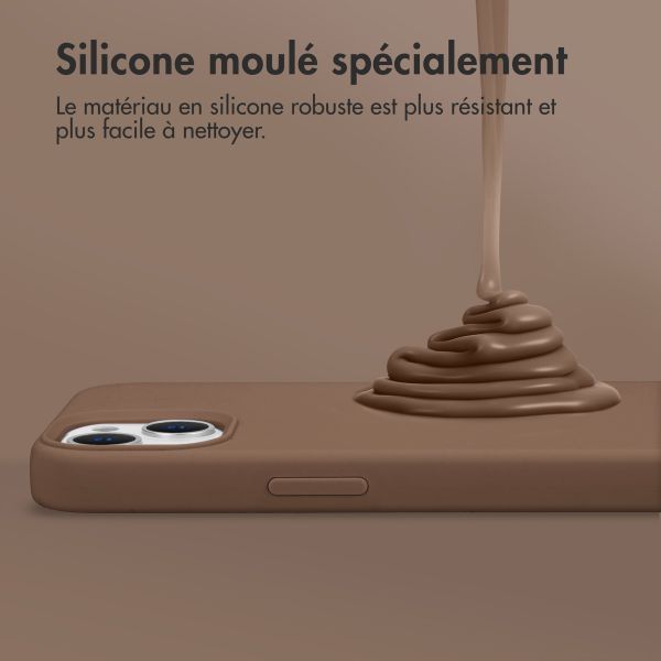 Accezz Coque Liquid Silicone avec MagSafe Apple iPhone 12 (Pro) - Marron clair