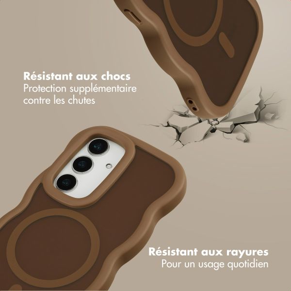 Selencia Coque arrière Wavy avec MagSafe Samsung Galaxy S25 / S24 - Mocha Brown