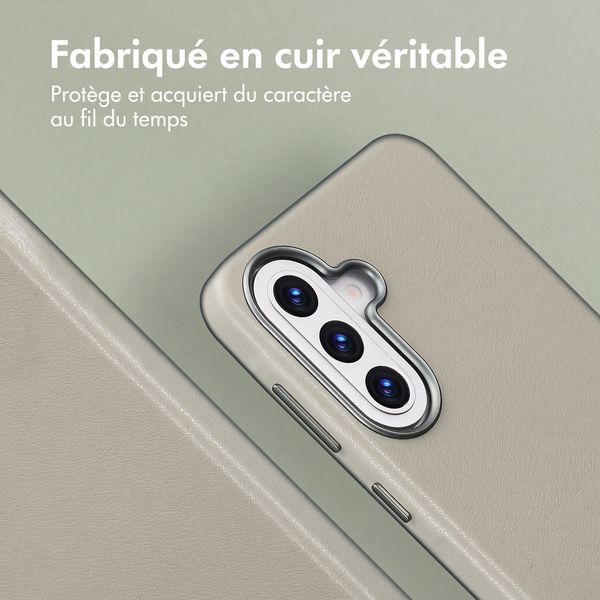 Accezz Coque arrière en cuir avec MagSafe Samsung Galaxy A57 (5G) - Light Grey