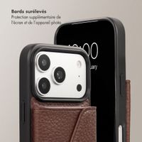 Selencia Coque de télephone Sera avec cordon et porte-cartes enveloppe Apple iPhone 17 Pro - Chocolate Brown
