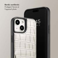 Selencia Coque de télephone Nova Croco avec cordon et porte-cartes Apple iPhone 15 - Argent