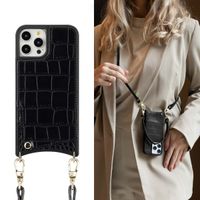 Selencia Coque de télephone Nova Croco avec cordon et porte-cartes Apple iPhone 12 (Pro) - Noir