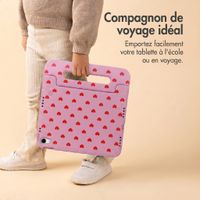 imoshion Coque arrière Kidsproof Design avec poignée Apple iPad 9 (2021) 10.2 pouces / iPad 8 (2020) 10.2 pouces / iPad 7 (2019) 10.2 pouces - Cœurs rouges