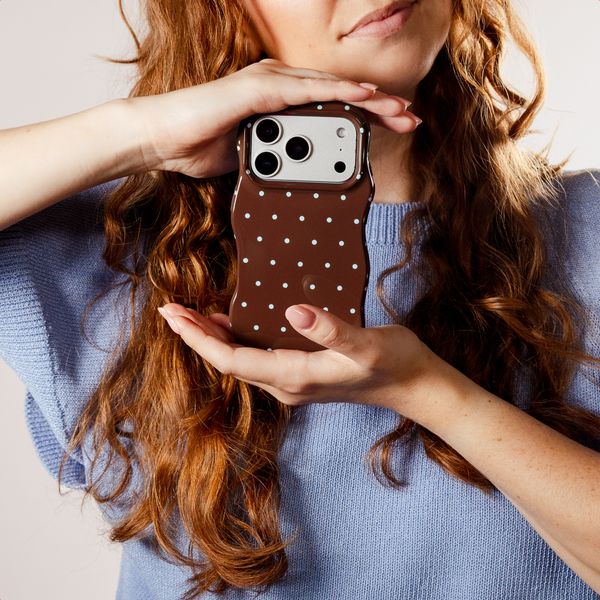 Selencia Coque arrière Vivid Wavy avec MagSafe Samsung Galaxy A37 (5G) - Happy Dots Chocolate