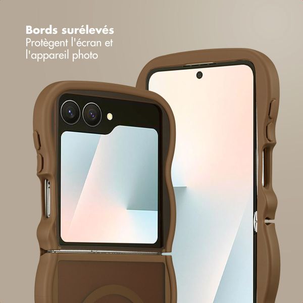 Selencia Coque arrière Wavy avec MagSafe Samsung Galaxy Z Flip 7 - Mocha Brown
