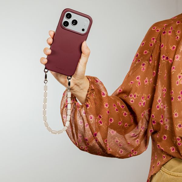 Selencia Coque arrière Rivièra avec MagSafe avec crochets amovibles Apple iPhone SE (2022 / 2020) / 8 / 7 - Bold Burgundy