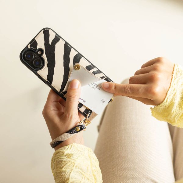 Selencia Coque de télephone Nova avec cordon et porte-cartes Apple iPhone 15 - Zazzy Zebra