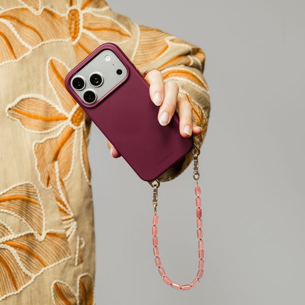 Selencia Coque arrière Rivièra avec MagSafe avec crochets amovibles Apple iPhone SE (2022 / 2020) / 8 / 7 - Bold Burgundy