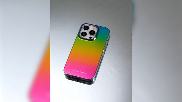 iDeal of Sweden Coque miroir Apple iPhone 17e / 16e / 15 / 14 / 13 - Rainbow