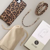 Selencia Coque de télephone Nova avec cordon et porte-cartes Apple iPhone 17e / 16e - Leopard