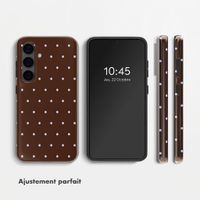Selencia Coque arrière Vivid avec MagSafe Samsung Galaxy S24 - Happy Dots Chocolate