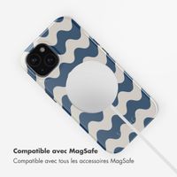 Selencia Coque arrière Vivid avec MagSafe Apple iPhone 15 - Wave Vibes Classic Blue