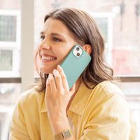 Accezz Coque Liquid Silicone Apple iPhone 15 - Vert foncé