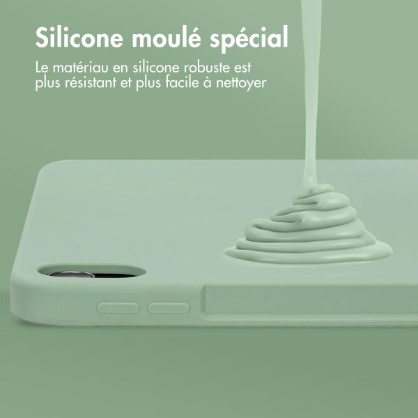 Accezz Coque Liquid Silicone avec porte-stylet Apple iPad Air 11 pouces (2026) M4 / (2025) M3 / (2024) M2 / Air 5 (2022) / Air 4 (2020) - Vert clair