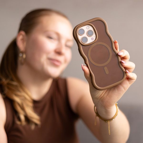 Selencia Coque arrière Wavy avec MagSafe Samsung Galaxy S25 / S24 - Mocha Brown