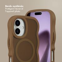 Selencia Coque arrière Wavy avec MagSafe Apple iPhone 17 - Mocha Brown