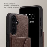 Selencia Coque de télephone Sera avec cordon et porte-cartes enveloppe Samsung Galaxy A18 / A17 / A26 - Chocolate Brown