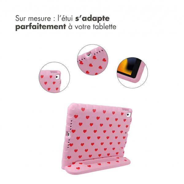 imoshion Coque arrière Kidsproof Design avec poignée Apple iPad 9 (2021) 10.2 pouces / iPad 8 (2020) 10.2 pouces / iPad 7 (2019) 10.2 pouces - Cœurs rouges
