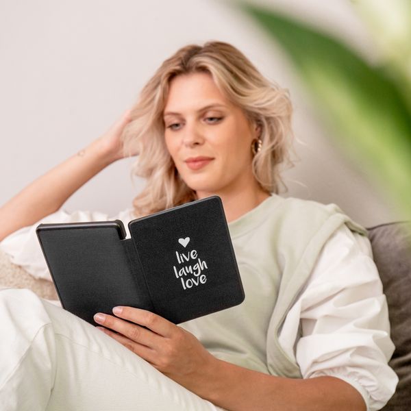 imoshion Design Slim Hard Sleepcover avec support Kobo Libra 2 / Tolino Vision 6 - Live Laugh Love