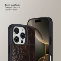 Selencia Coque de télephone Nova Croco avec cordon et porte-cartes Apple iPhone 16 Pro - Choco Brown
