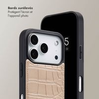 Selencia Coque de télephone Nova Croco avec cordon et porte-cartes Apple iPhone 17 Pro - Beige